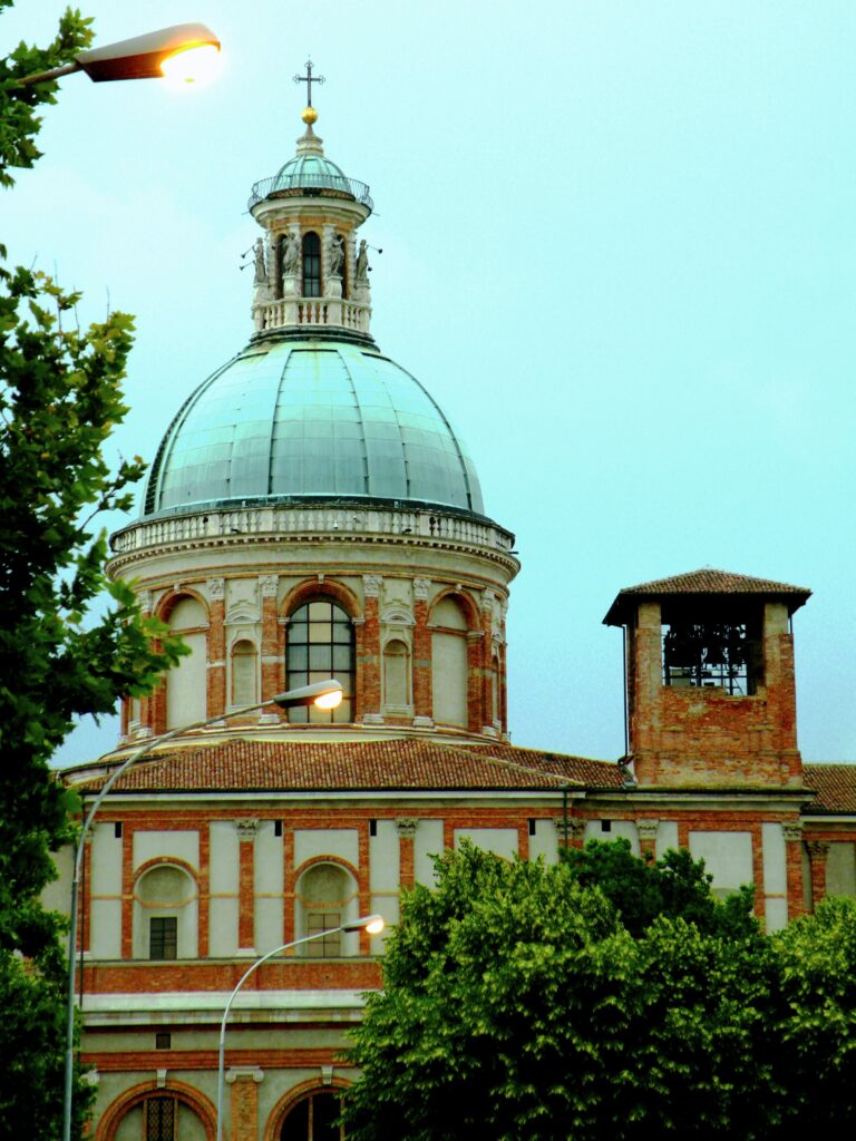 La cupola della basilica mariana e l'originaria cella campanaria - inglobata nel nuovo edificio, che fu un cantiere per tutto il periodo di permanenza di Michelangelo Merisi, a Caravaggio - della chiesa edificata negli anni successivi alla apparizione mariana 