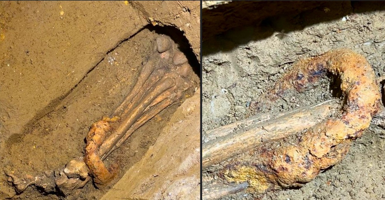 Um esqueleto com uma grande tornozeleira descoberto por arqueólogos.  Escravo ou condenado.  A origem, o lugar.  O morto”